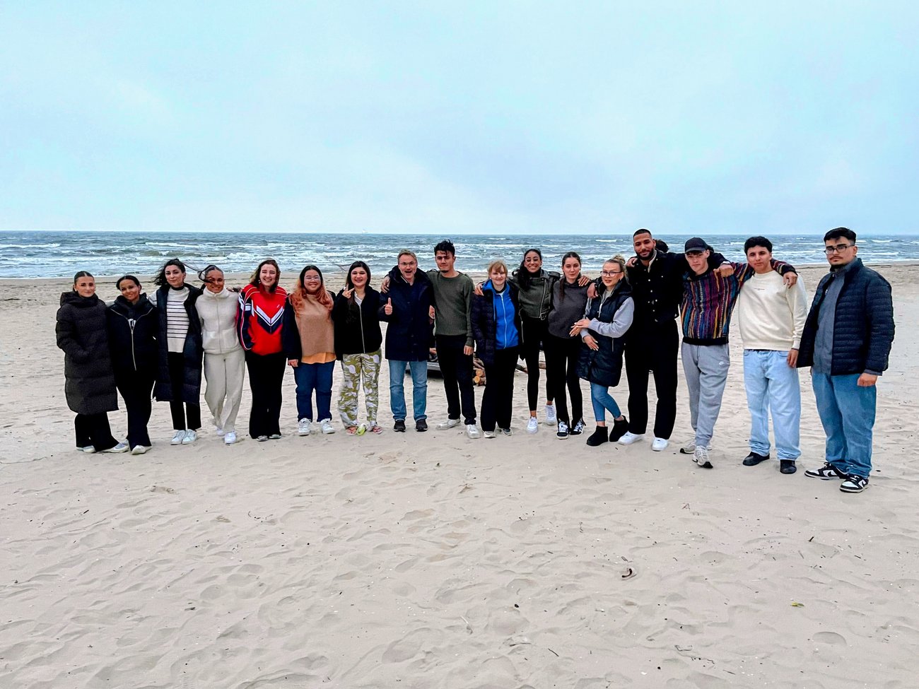 Schülergruppe am Ostsee-Strand