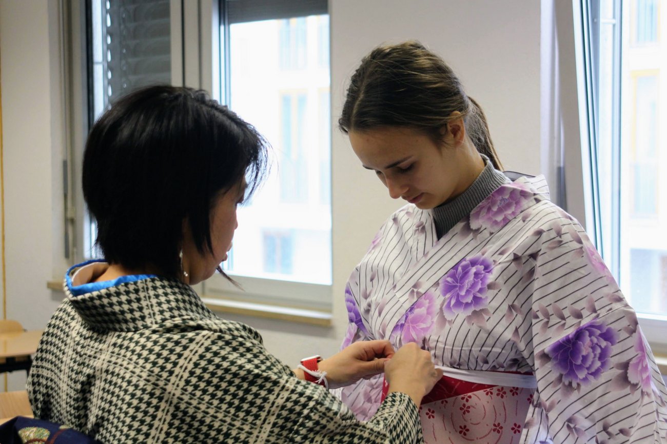 Anprobe eines traditionellen Gewands