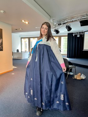 Schülerin in traditionellem koreanischen Gewand