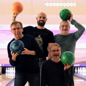 4 Lahrer mit Bowlingkugeln