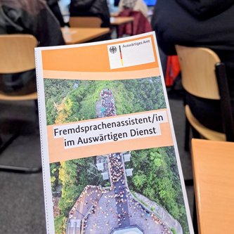 Flyer vom Auswärtigen Amt mit Schülern im Hintergrund
