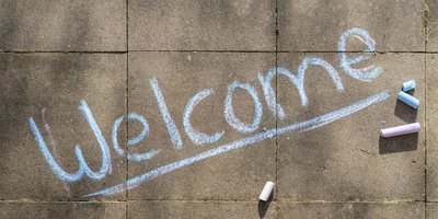 "Welcome" mit Kreide geschrieben