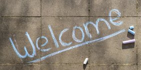 "Welcome" mit Kreide geschrieben