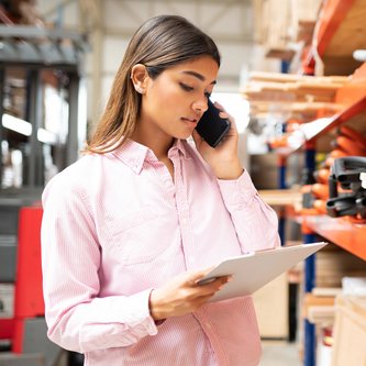 Kauffrau im Außenhandel kontrolliert Lagerbestände