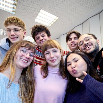Schülergruppe macht ein Spaßfoto