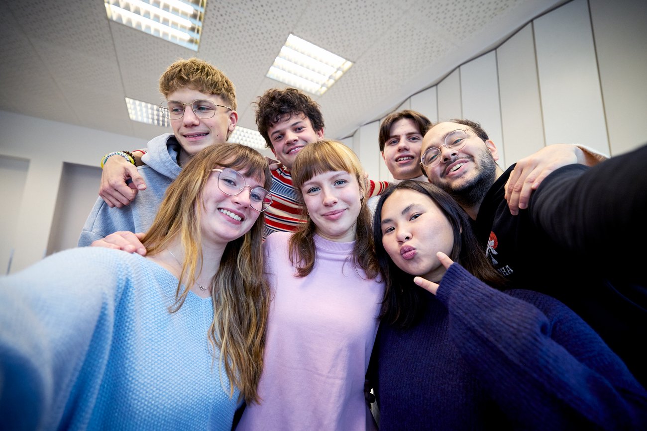 Schülergruppe macht ein Spaßfoto