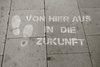 Schriftzug "Von hier aus in die Zukunft" und zwei Fußabdrücke