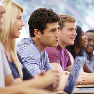 Schulklasse mit Laptops im Unterricht