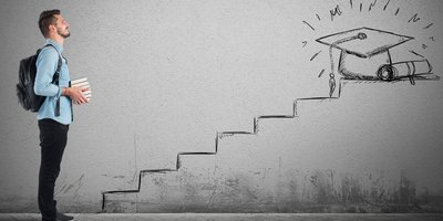 Mann vor gezeichneter Treppe