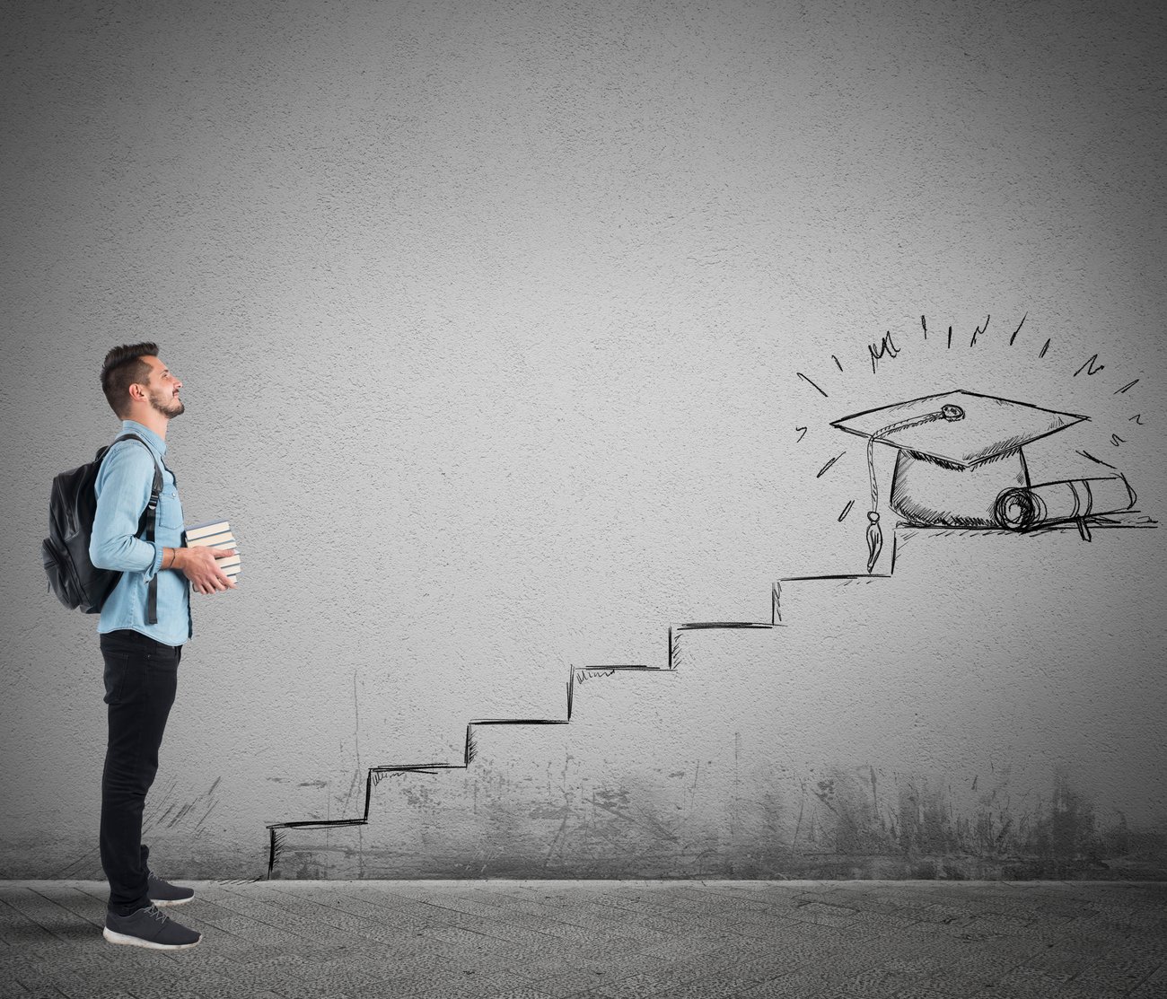Mann mit Rucksack und Büchern steht vor aufgemalter Treppe
