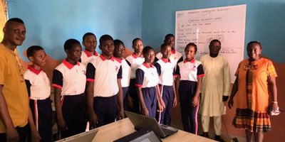 afrikanische Schülergruppe mit Lehrern im Klassenzimmer