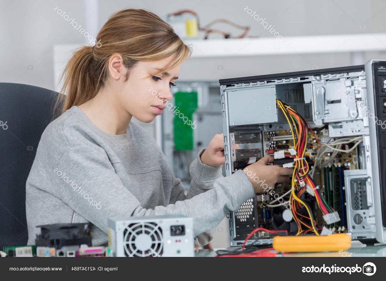Auszubildende Assistentin Elektrotechnik