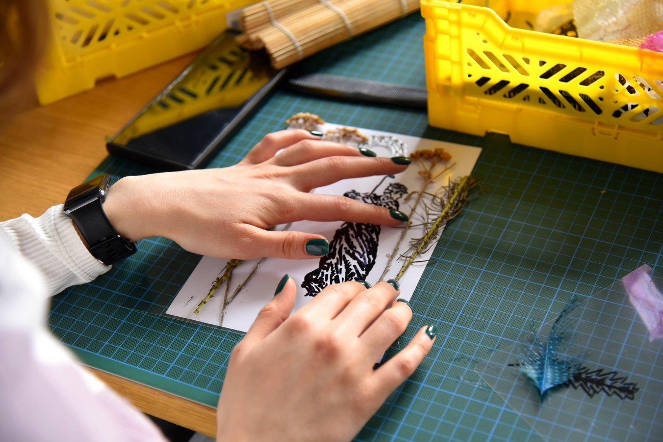 Schülerin fertigt Collage an