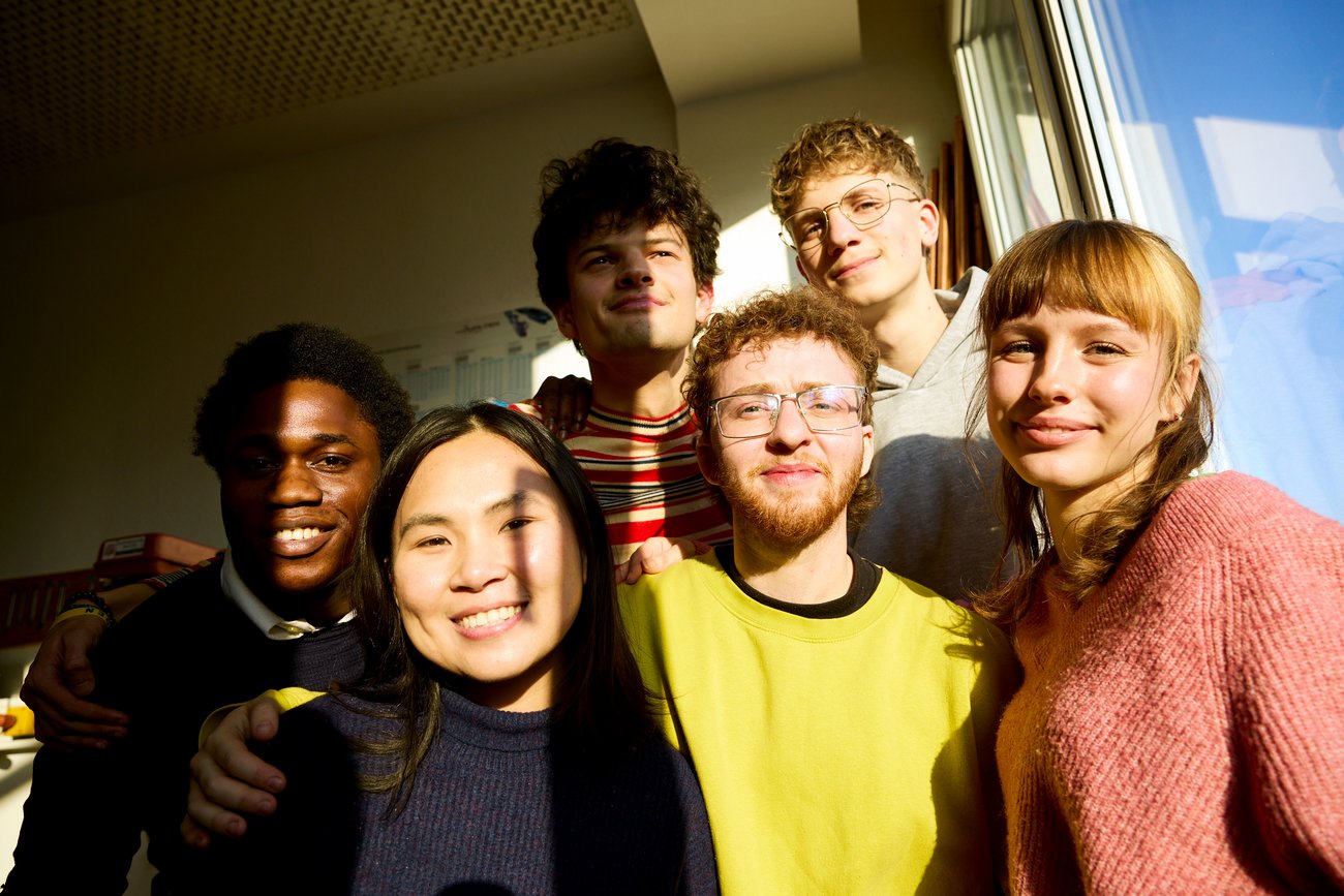 Gruppenselfie von lächelnden Schülern