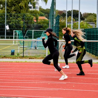 drei junge Frauen beim Sprint