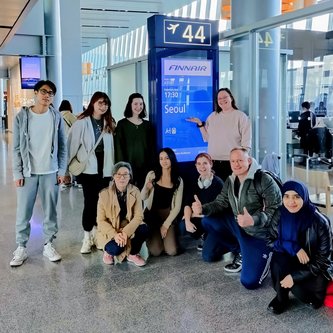 Schülergruppe am Flughafen