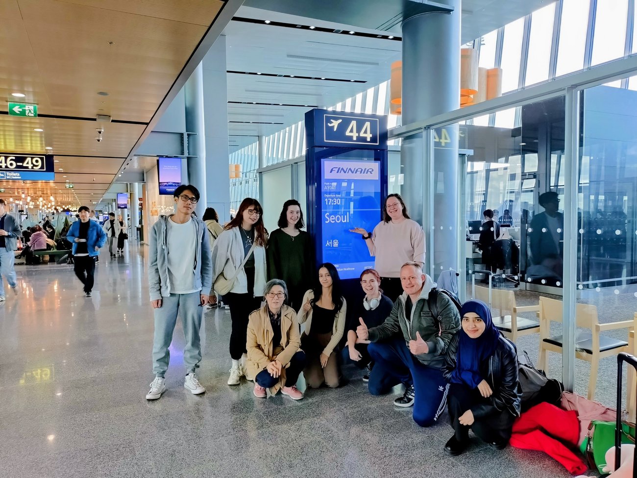 Schülergruppe auf dem Flughafen