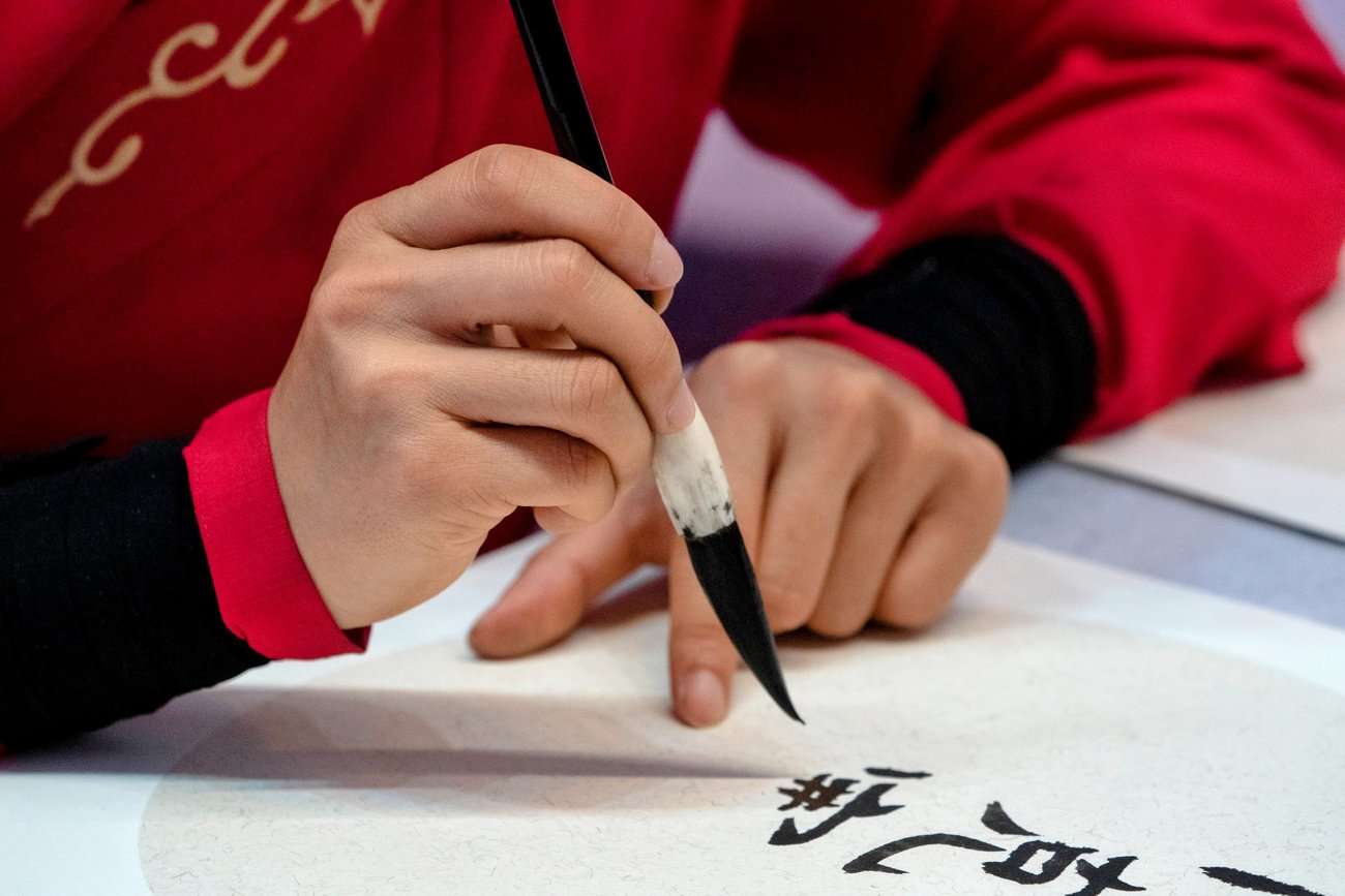 Fremdsprachenkorrespondent hält Headset