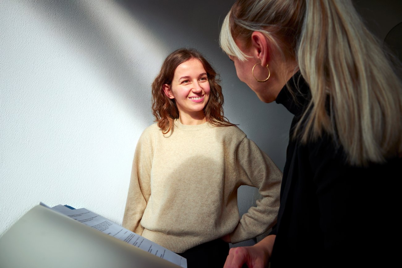 Schülerin im Gespräch mit Beraterin