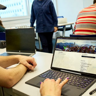 Schüler sitzt vor Tablet