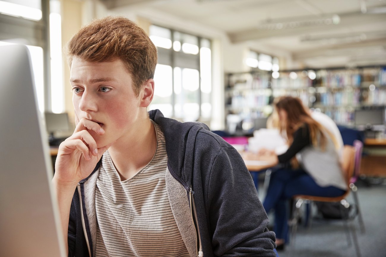 Schüler am Computer im Unterricht