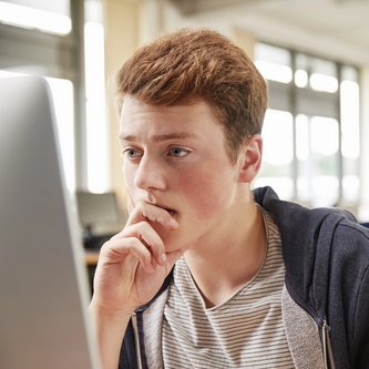 Schüler am Computer im Unterricht