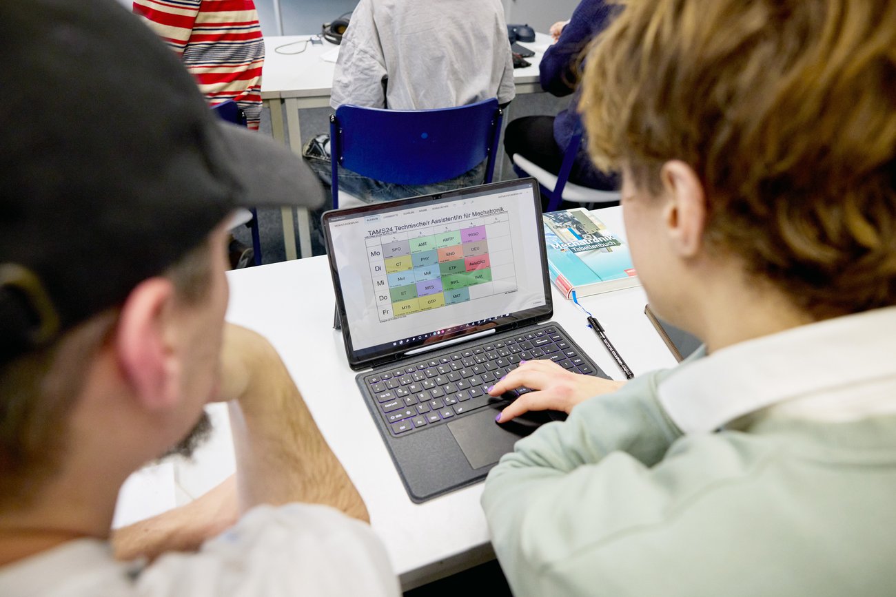 Schüler schaut auf Stundenplan am Tablet