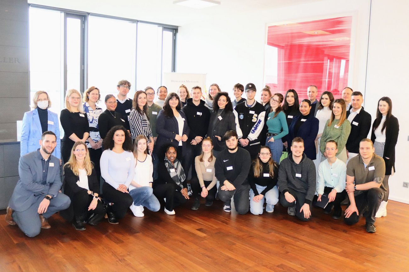 Gruppenfoto mit Schülerinnen und Schülern, die erste Reihe hockt, die zweite Reihe steht