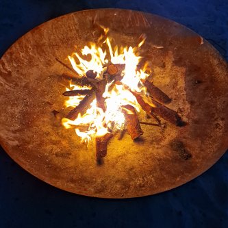 brennende Holzsscheite in einer Feuerschale