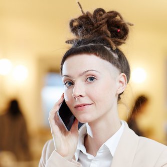 Europakorrespondentin führt Telefonat