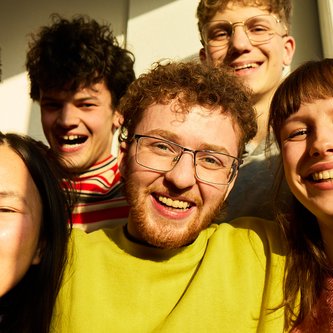 Gruppenselfie von lächelnden Schülern