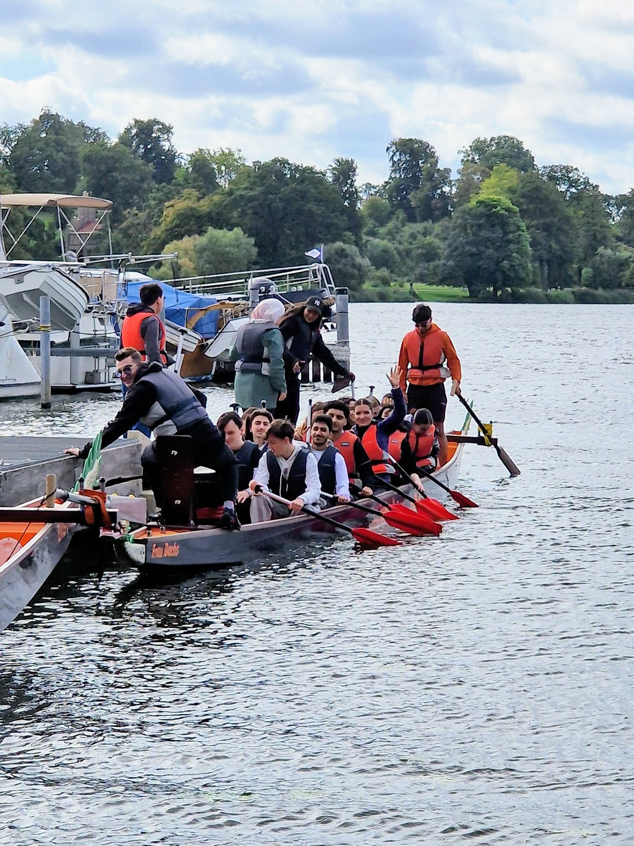 Drachenboot legt vom Steg ab