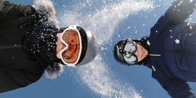 zwei Skifahrer mit Helm