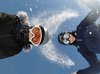 zwei Skifahrer mit Helm