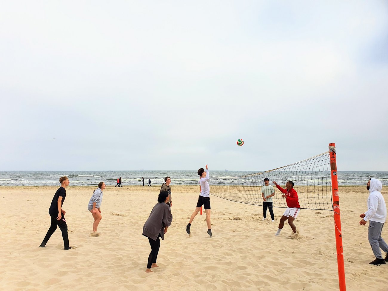 Schüler spielen Beach-Volleyball an der Ostsee