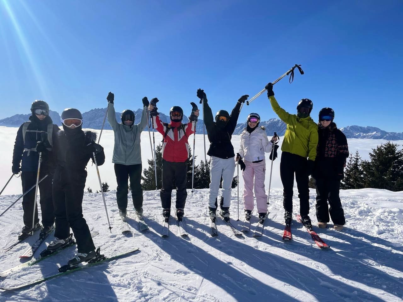 Gruppe von Schülern mit Skiern