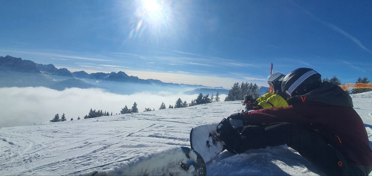Snowboarder auf Berg mit Aussicht